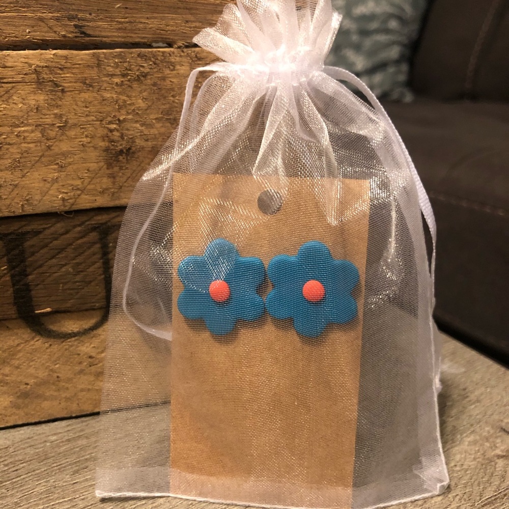 Complimentary color daisy earrings!